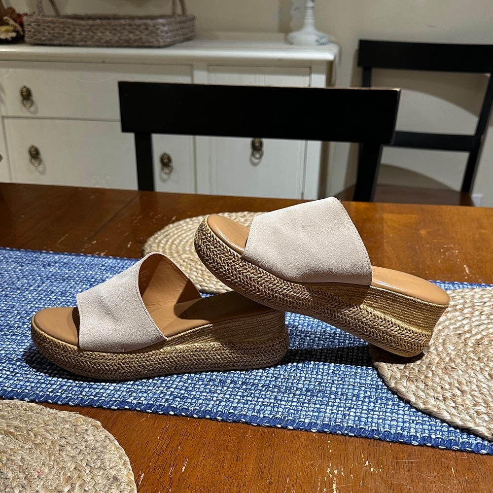 Ladies suede Tan platform Espadrille Slides, barely worn